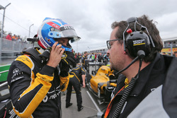 Jolyon Palmer, Renault Sport F1 Team avec Julien Simon-Chautemps, ingénieur de course Renault Sport F1 Team sur la grille