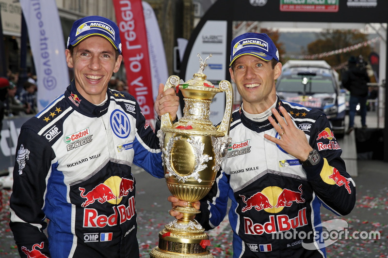 Ganadores Sébastien Ogier, Julien Ingrassia, Volkswagen Polo WRC, Volkswagen Motorsport con el trofe