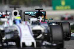 Lewis Hamilton, Mercedes AMG F1 W07 Hybrid; Felipe Massa, Williams FW38