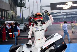 Les vainqueurs #1 Porsche Team Porsche 919 Hybrid: Timo Bernhard, Mark Webber, Brendon Hartley