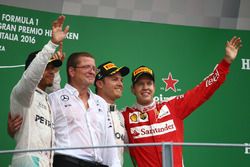 Podium: Winnaar Nico Rosberg, Mercedes AMG Petronas F1 W07, tweede Lewis Hamilton, Mercedes AMG F1 W