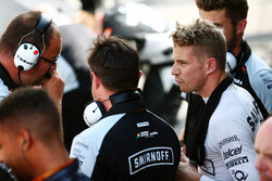 Nico Hulkenberg, Sahara Force India F1 en los pozos mientras la carrera está detenida