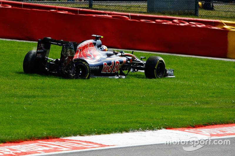 Carlos Sainz Jr., Scuderia Toro Rosso STR11 retired from the race