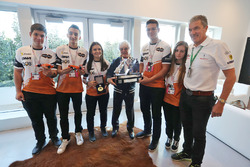 Bernie Ecclestone, met de 2016 F1 in Schools winnaars - Infinite Racing uit Griekenland