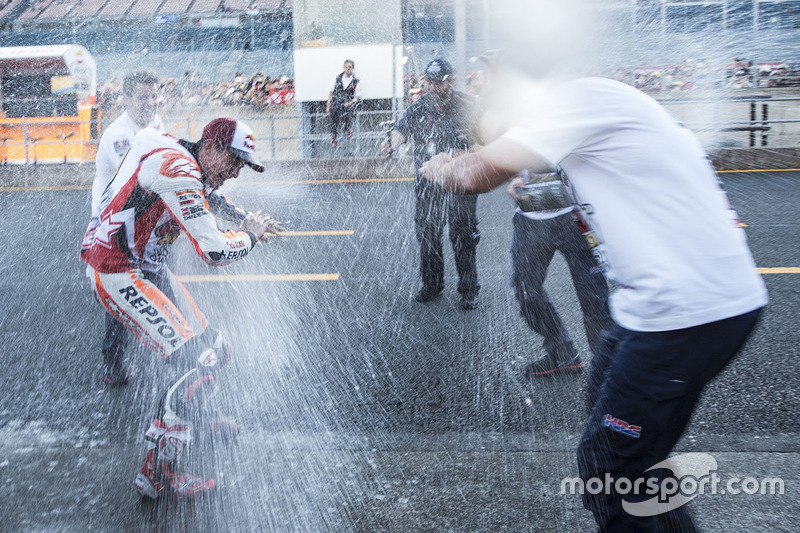 Переможець гонки Марк Маркес, Repsol Honda Team святкує разом із командою