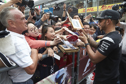 Lewis Hamilton, Mercedes AMG F1 Team with fans
