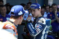 Tweede Jorge Lorenzo, Yamaha Factory Racing en derde Marc Marquez, Repsol Honda Team in parc ferme