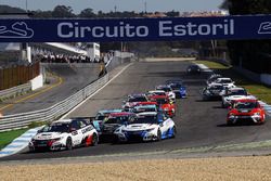 Start race 1, Gianni Morbidelli, West Coast Racing, Honda Civic TCR leads