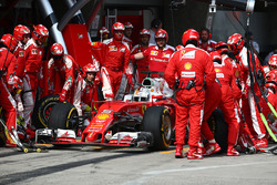 Sebastian Vettel, Ferrari SF16-H, Boxenstopp