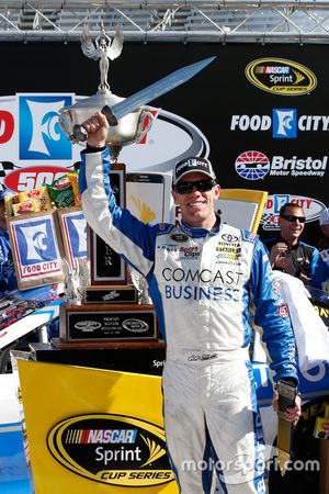 Le vainqueur Carl Edwards, Joe Gibbs Racing Toyota