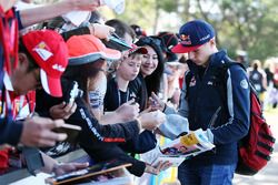 Max Verstappen, Scuderia Toro Rosso signeert handtekeningen voor de fans