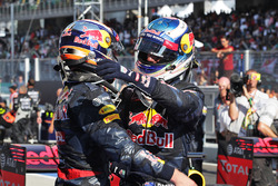 Winnaar Daniel Ricciardo, Red Bull Racing viert met Max Verstappen, Red Bull Racing in parc ferme