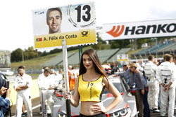 Gridgirl für António Félix da Costa BMW Team Schnitzer, BMW M4 DTM