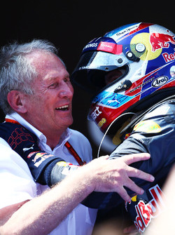Winnaar Max Verstappen, Red Bull Racing viert met Dr Helmut Marko, Red Bull Motorsport Consultant in