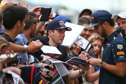 Daniel Ricciardo, Red Bull Racing signs autographs for the fans