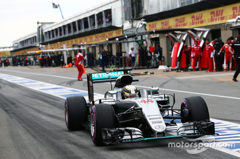 Nico Rosberg, Mercedes AMG F1 W07 Hybrid y su compañero de equipo Lewis Hamilton, Mercedes AMG F1 W07 Hybrid en pits