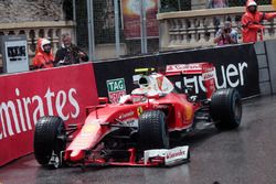 Kimi Raikkonen, Ferrari SF16-H runs wide and breaks his front wing