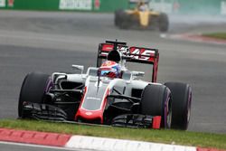 Romain Grosjean, Haas F1 Team VF-16 runs wide