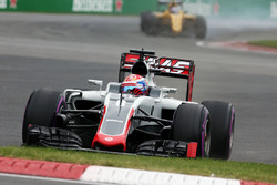 Romain Grosjean, Haas F1 Team VF-16 runs wide