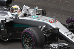 Le vainqueur Lewis Hamilton, Mercedes AMG F1 W07 Hybrid fête la victoire dans le parc fermé