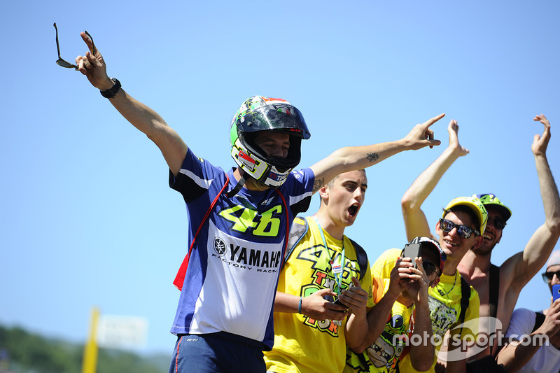Des fans de Valentino Rossi, Yamaha Factory Racing