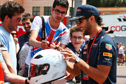 Даниэль Риккардо, Red Bull Racing раздает автографы фанатам