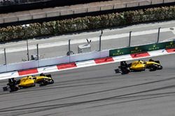 Kevin Magnussen, Renault Sport F1 Team RS16 en Jolyon Palmer, Renault Sport F1 Team RS16