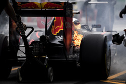 Les freins de Max Verstappen, Red Bull Racing RB12, prennent feu dans les stands