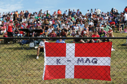 Fans and a flag for K-Mag - Kevin Magnussen, Renault Sport F1 Team