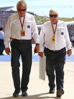 (L naar R): Charlie Whiting, FIA-delegaat met Herbie Blash, FIA-delegaat