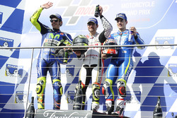 Podium : le vainqueur Cal Crutchlow, Team LCR Honda, le deuxième Valentino Rossi, Yamaha Factory Racing, et le troisième Maverick Viñales, Team Suzuki Ecstar MotoGP
