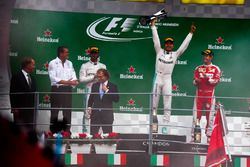 Podium (L to R): second place Lewis Hamilton, Mercedes AMG F1; Race winner Nico Rosberg, Mercedes AM