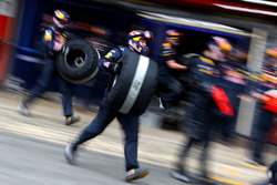 Les mécaniciens Red Bull Racing pendant un arrêt aux stands
