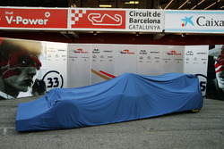 Scuderia Toro Rosso STR11 unter einer Plane