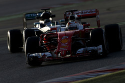 Sebastian Vettel, Scuderia Ferrari devant Nico Rosberg, Mercedes AMG F1 Team