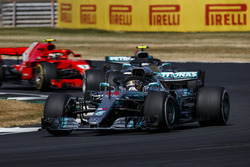 Lewis Hamilton, Mercedes AMG F1 W09, lidera a Valtteri Bottas, Mercedes AMG F1 W09 y a Kimi Raikkonen, Ferrari SF71H