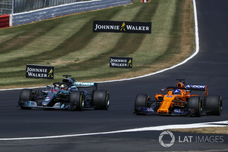 Lewis Hamilton, Mercedes-AMG F1 W09 e Fernando Alonso, McLaren MCL33
