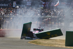 Sergio Perez, Force India VJM11, hace un trompo y se estrella a través de un letrero al comienzo