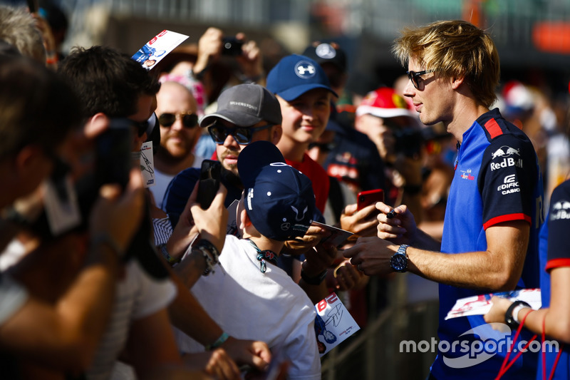 Brendon Hartley, Toro Rosso, signe des autographes pour les fans