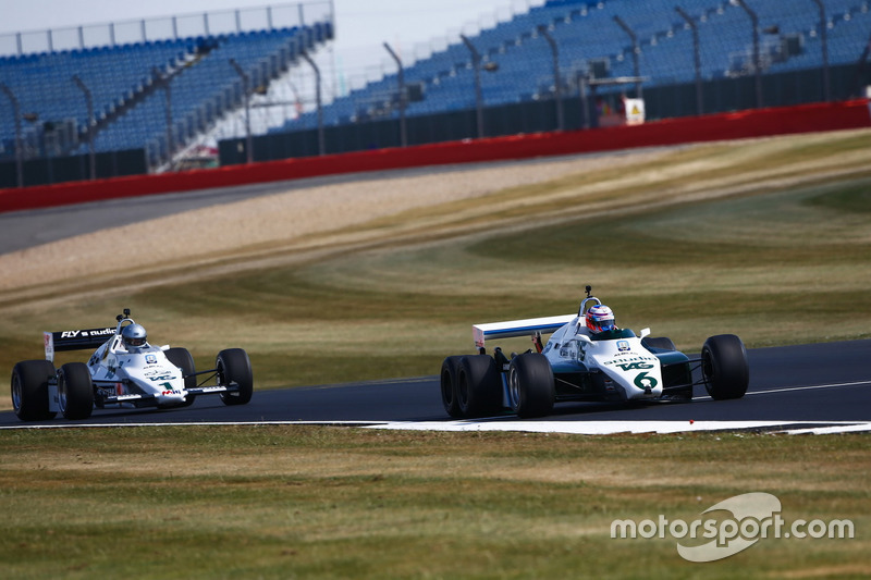 Jenson Button pilota a Williams FW08B de 1982, à frente de Guy Martin em um Williams FW08C de 1983