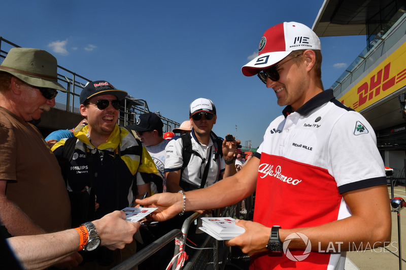 Marcus Ericsson, Sauber signe des autographes pour les fans