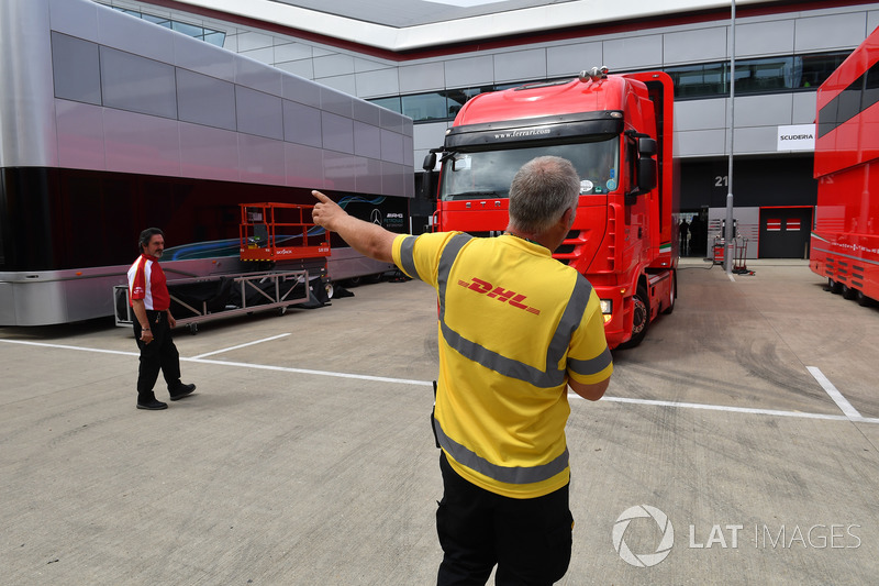 Camion DHL e Ferrari