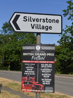Silverstone Village, cartello stradale