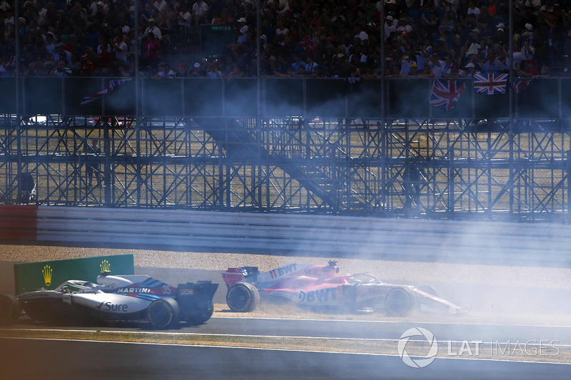 Sergio Perez, Force India VJM11, reklam tabelasına çarpıyo. Sergey Sirotkin, Williams FW41 geçiyor