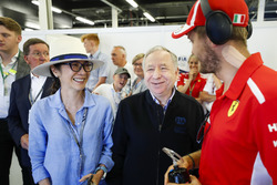 Michelle Yeoh, et son mari Jean Todt, President, FIA, avec Sebastian Vettel, Ferrari