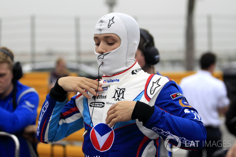Sacha Fenestraz, Vaillante-Carlin