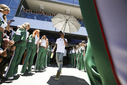 Lewis Hamilton, Mercedes AMG F1, nella drivers parade