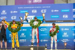 Podium: Racewinnaar Mehdi Bennani, Sébastien Loeb Racing, Citroën C-Elysée WTCC, tweede plaats Tom C