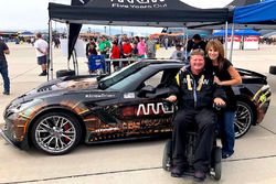 Sam Schmidt y el ARROW-modificado Corvette C7 Z06 en la Nellis Air Force Base, NV