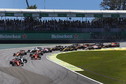 Sebastian Vettel, Ferrari SF70H, Valtteri Bottas, Mercedes AMG F1 W08, Kimi Raikkonen, Ferrari SF70H, Max Verstappen, Red Bull Racing RB13, Fernando Alonso, McLaren MCL32, e il resto del gruppo alla partenza